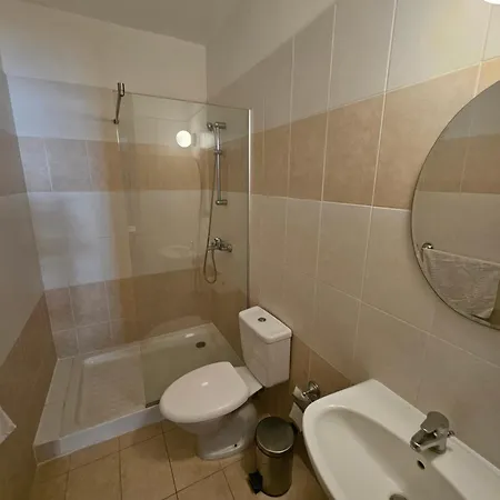 With Shower E5, Full Kitchen, Poolside, Free Wifi *