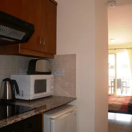 With Shower E5, Full Kitchen, Poolside, Free Wifi *