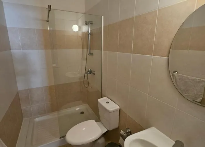 With Shower E5, Full Kitchen, Poolside, Free Wifi *