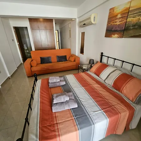 With Shower E5, Full Kitchen, Poolside, Free Wifi * Peyia