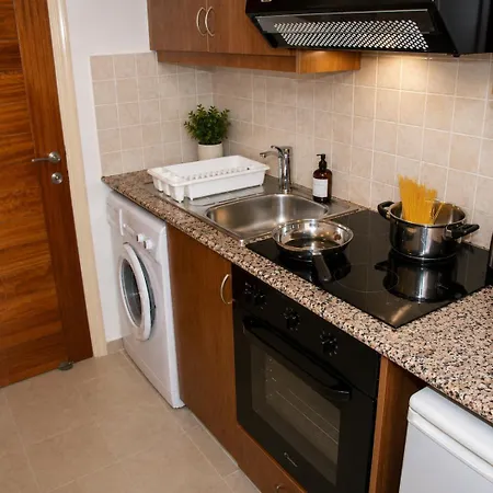 With Shower E5, Full Kitchen, Poolside, Free Wifi Peyia