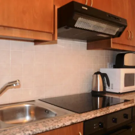 With Shower E5, Full Kitchen, Poolside, Free Wifi Daire Peyia