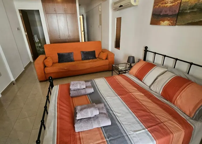 With Shower E5, Full Kitchen, Poolside, Free Wifi * Peyia