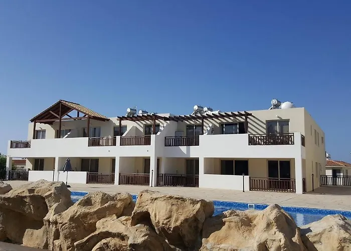 With Shower E5, Full Kitchen, Poolside, Free Wifi * Peyia